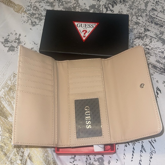 NWT in box Stunning GUESS woman’s wallet white - Picture 4 of 8